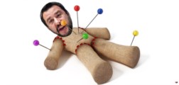 Uvidíš krev: Útočí na Salviniho černou magií? Imigrantka z Konga se vrhla na politika.  Nevítaný host v rudé čtvrti. Jistě si brzy zvykneme: Na odpůrce migrace voodoo. Křesťanská tradice terčem útoku a pohrdání