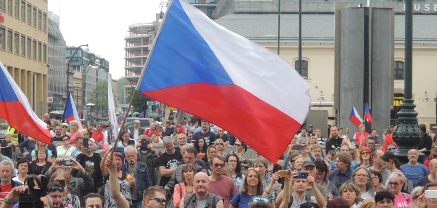 Nepodvolení na scéně: Chceme mír a svobodu slova! Přestaňte s překrucováním dějin! Ne cenzuře svobodných médií. Fiala lže a pomlouvá. Dostihne ho spravedlnost? Kde je naše národní hrdost? Nedáme se. Zvítězíme!