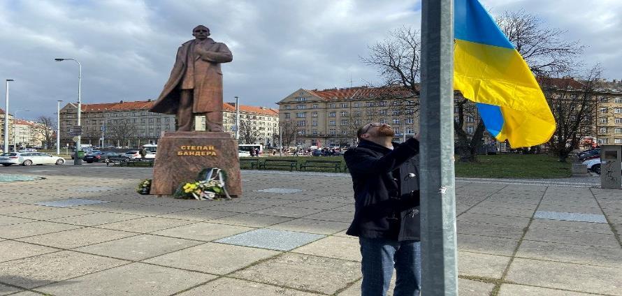 Zelenský si kupuje sídlo po anglickém králi: Fialová banda - zločinci nejtěžšího kalibru - mu na to z našeho připlácejí. Vyžeňme je už konečně! Jenže jak, když mnozí jen sklopí hlavu? Jak dlouho se nám mafiáni budou ještě smát do očí?